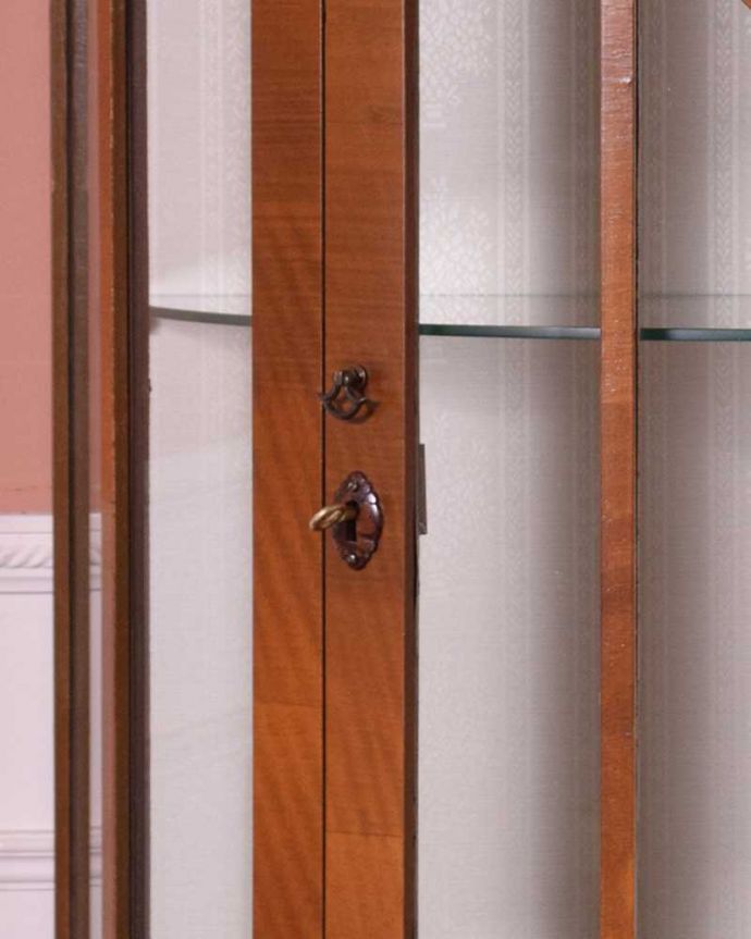 アンティークのキャビネット　アンティーク家具　ハーフムーンのイギリス家具、上品なアンティークのガラスキャビネット。鍵を引っ掛けて取っ手のようにして開閉してください。(q-996-f)