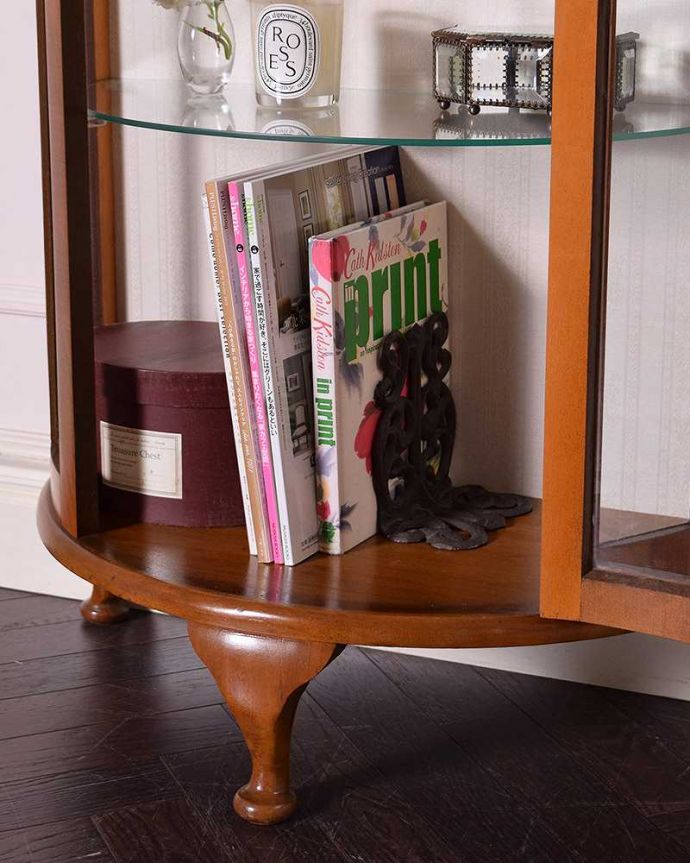 アンティークのキャビネット　アンティーク家具　ハーフムーンのイギリス家具、上品なアンティークのガラスキャビネット。雑誌やA4サイズのファイルも収納できます。(q-996-f)