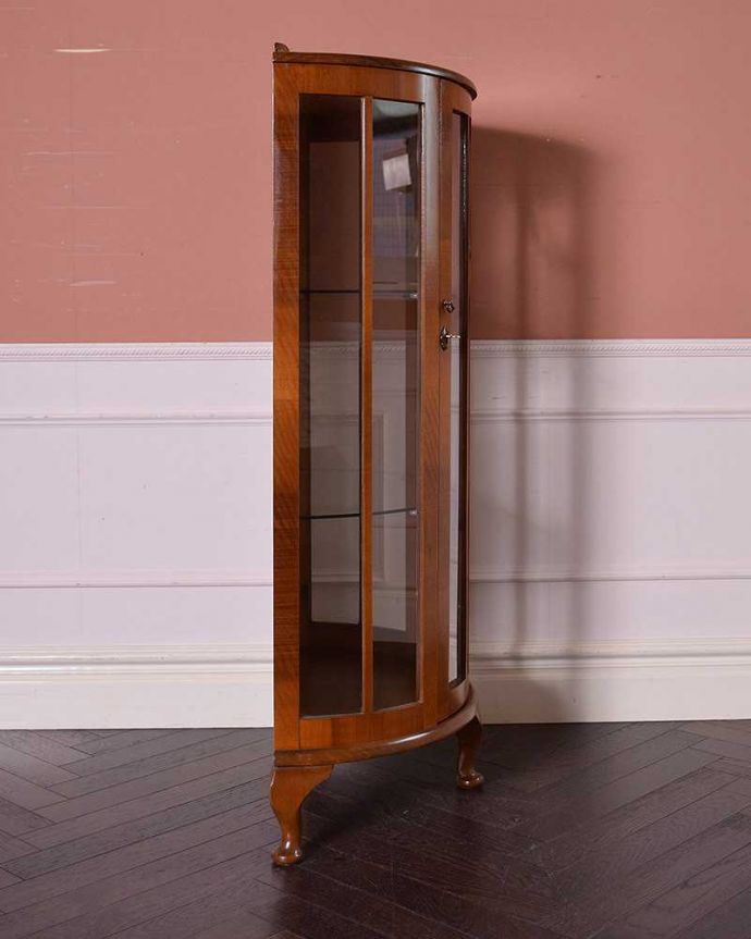 アンティークのキャビネット　アンティーク家具　ハーフムーンのイギリス家具、上品なアンティークのガラスキャビネット。サイドもガラスなので、どこから見ても美しいです！しっかり作られているので、安心してお使いいただけます。(q-996-f)