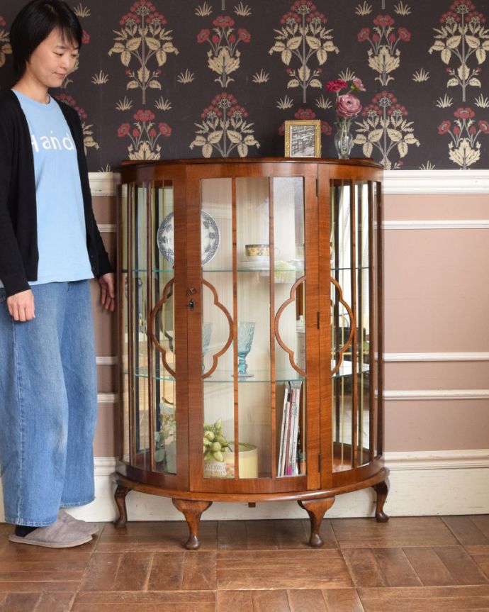 アンティークのキャビネット アンティーク家具 ミラーがキラキラ輝くガラスキャビネット、英国スタイルのアンティーク家具。風格と品があるので、リビングはもちろん、和室や書斎、客間にも最適。(q-997-f)