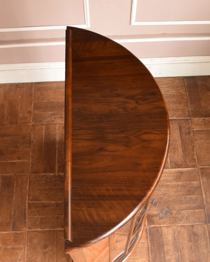 アンティークのキャビネット アンティーク家具 ミラーがキラキラ輝くガラスキャビネット、英国スタイルのアンティーク家具。天板もピカピカにお直ししました。(q-997-f)