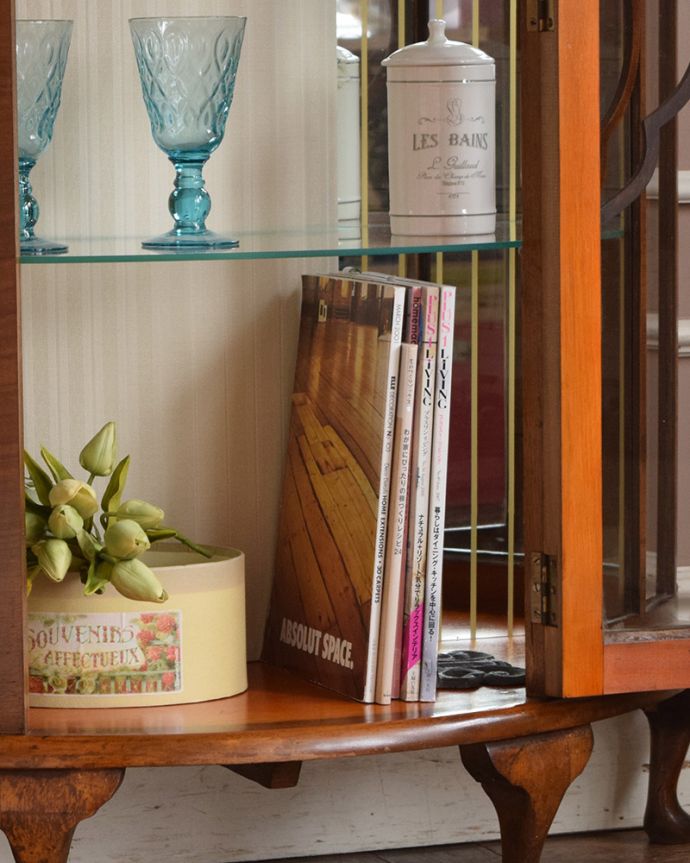 アンティークのキャビネット アンティーク家具 ミラーがキラキラ輝くガラスキャビネット、英国スタイルのアンティーク家具。雑誌やA4サイズのファイルも収納できます。(q-997-f)