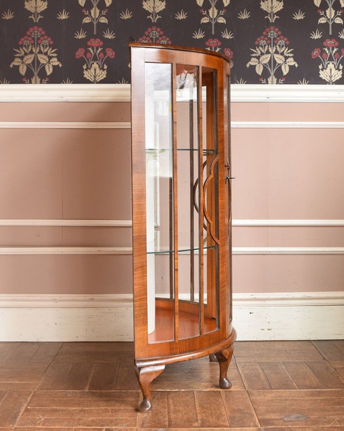 アンティークのキャビネット アンティーク家具 ミラーがキラキラ輝くガラスキャビネット、英国スタイルのアンティーク家具。サイドもガラスなので、どこから見ても美しいです!しっかり作られているので、安心してお使いいただけます。(q-997-f)