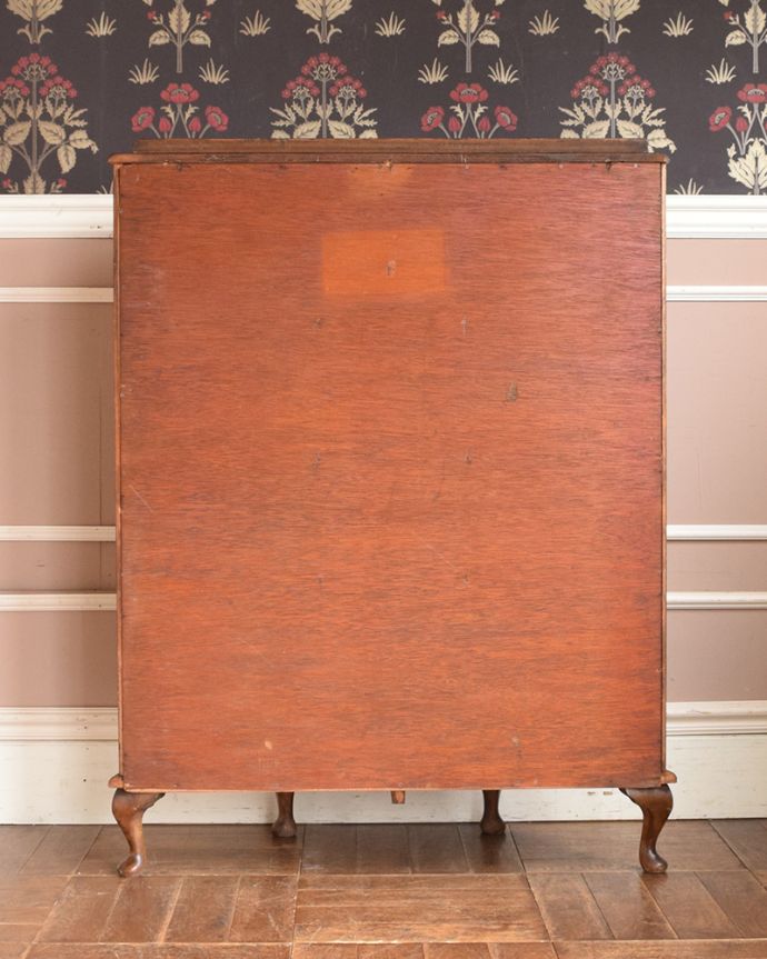 アンティークのキャビネット アンティーク家具 ミラーがキラキラ輝くガラスキャビネット、英国スタイルのアンティーク家具。アンティークは新品ではないので、もちろん経年変化によるキズはありますが、専門の職人が目立たないようキレイにお直しをしているので、後姿までキレイです。(q-997-f)