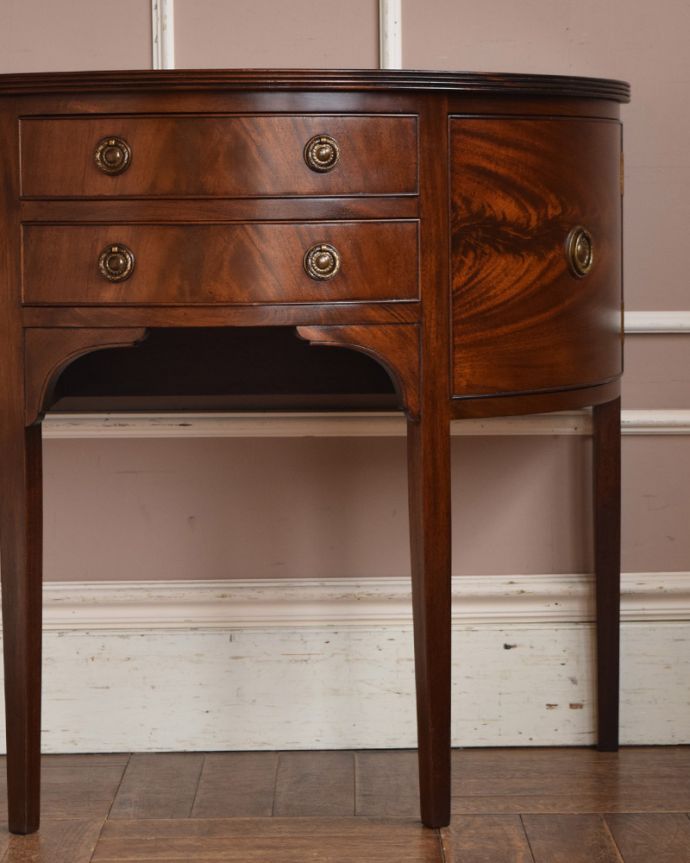 マホガニー材　アンティーク家具　英国輸入のアンティーク家具、ハーフムーンの美しいホールテーブル。書き物やパソコン、お化粧も！オールマイティに活躍します。(q-998-f)