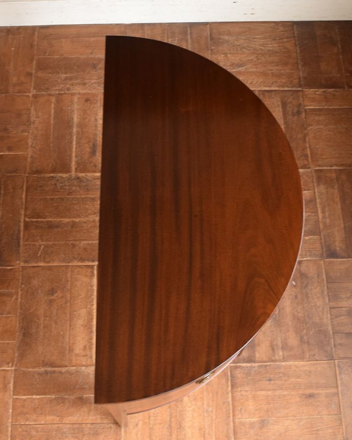 マホガニー材　アンティーク家具　英国輸入のアンティーク家具、ハーフムーンの美しいホールテーブル。天板もキレイに仕上げました。(q-998-f)