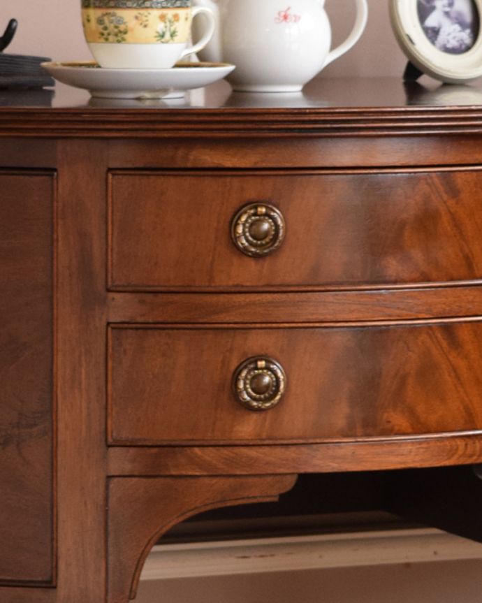 マホガニー材　アンティーク家具　英国輸入のアンティーク家具、ハーフムーンの美しいホールテーブル。リング形で高級感があるオシャレな取っ手です。(q-998-f)