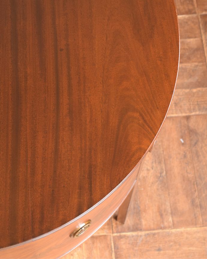 マホガニー材　アンティーク家具　英国輸入のアンティーク家具、ハーフムーンの美しいホールテーブル。壁に付けると、角が立たないので、小さなお子さまがいるお家でも安心してお使い頂けます。(q-998-f)