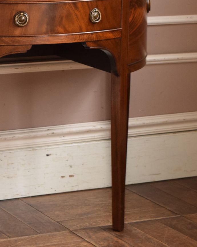 マホガニー材　アンティーク家具　英国輸入のアンティーク家具、ハーフムーンの美しいホールテーブル。キチンとお直ししました。(q-998-f)