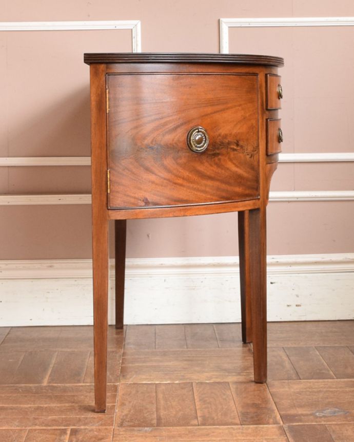 マホガニー材　アンティーク家具　英国輸入のアンティーク家具、ハーフムーンの美しいホールテーブル。サイドはこんなにスッキリ！場所を取らないので使いやすいです。(q-998-f)