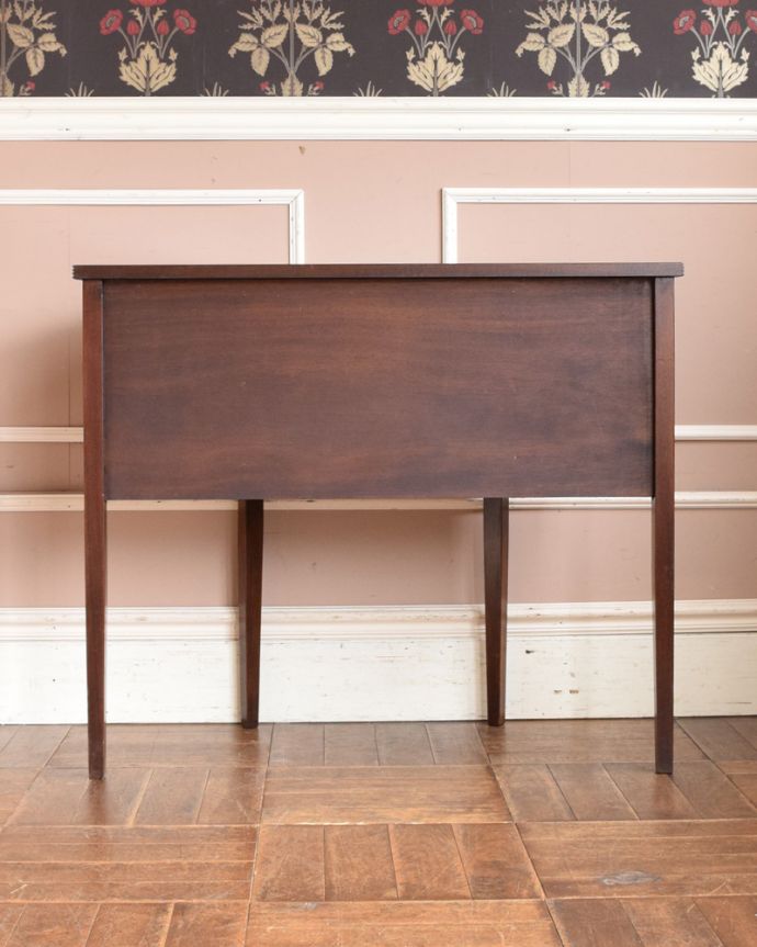 マホガニー材　アンティーク家具　英国輸入のアンティーク家具、ハーフムーンの美しいホールテーブル。アンティークは新品ではないので、もちろん経年変化によるキズはありますが、専門の職人が目立たないようキレイにお直しをしているので、後姿までキレイです。(q-998-f)