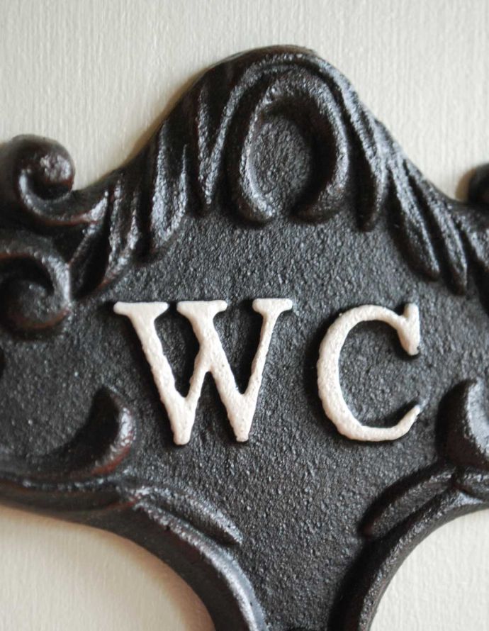 洗面・トイレ　住宅用パーツ　アンティーク風のアイアン製トイレットプレート（ＷＣ）。クラシカルなデザインがとっても素敵です。(sa-031)