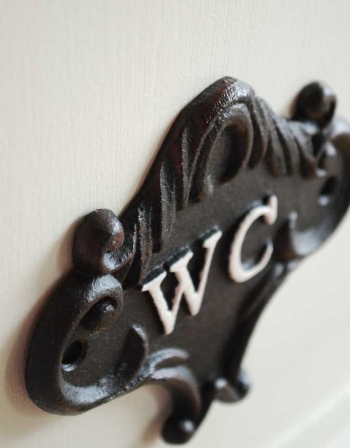 洗面・トイレ　住宅用パーツ　アンティーク風のアイアン製トイレットプレート（ＷＣ）。アイアンで出来た重厚感。(sa-031)