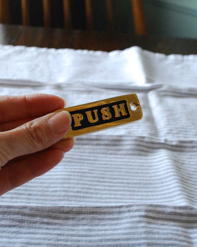 洗面・トイレ 住宅用パーツ アンティーク風に仕上げた真鍮製のサインプレート(PUSH/横タイプ)。アンティーク風に仕上げたデザインです。(sa-038)