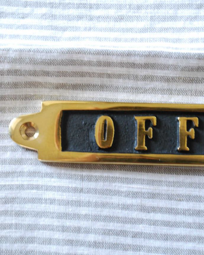 洗面・トイレ　住宅用パーツ　アンティーク風に仕上げた真鍮製のサインプレート（OFFICE）。真鍮で出来た重厚感。(sa-055)