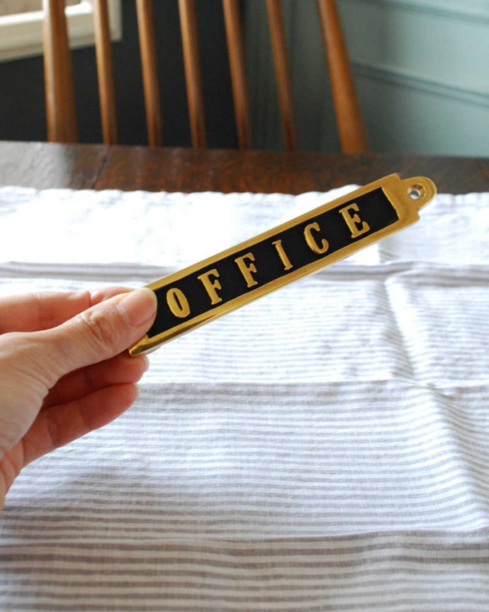 洗面・トイレ　住宅用パーツ　アンティーク風に仕上げた真鍮製のサインプレート（OFFICE）。アンティーク風に仕上げたデザインです。(sa-055)