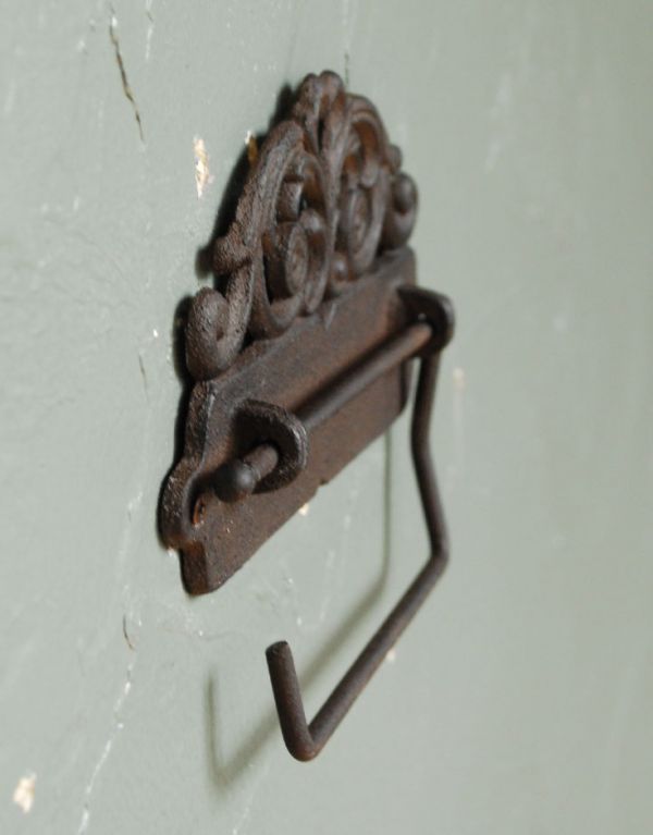 洗面・トイレ　住宅用パーツ　アンティーク風アイアン製ペーパーホルダー。アンティーク風にされたアイアンの風合いが素敵。(sa-229)