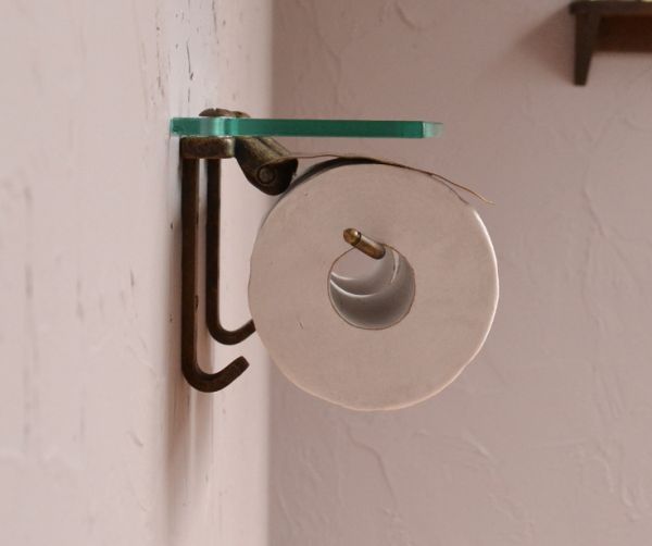 洗面・トイレ 住宅用パーツ 真鍮ペーパーホルダーダブル(アンティーク色)フック&ガラス棚付き。ペーパーホルダーの下にフックが2本付いています。(sa-232)