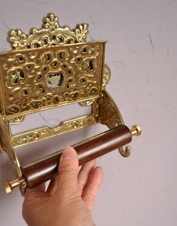 洗面・トイレ　住宅用パーツ　真鍮製クラシカルなペーパーホルダー （ゴールド）。差込バーは木製で、交換も簡単です。(sa-234)