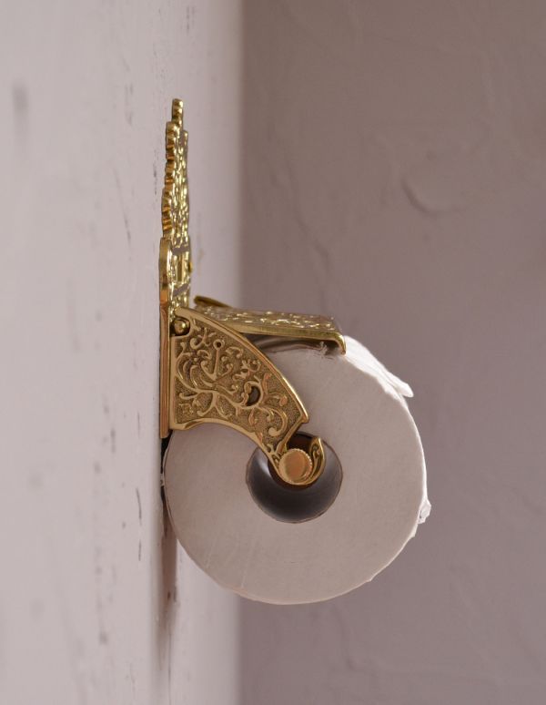 洗面・トイレ　住宅用パーツ　真鍮製クラシカルなペーパーホルダー （ゴールド）。ペーパーが少量になっても、カバーを押さえ、切れるよう改良されて新登場です。(sa-234)