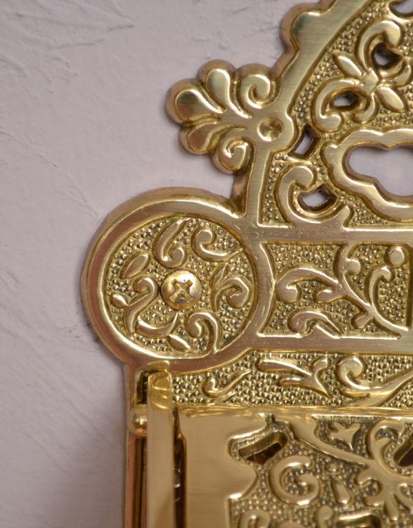 洗面・トイレ　住宅用パーツ　真鍮製クラシカルなペーパーホルダー （ゴールド）。両サイドに２ヵ所ビス穴が開いています。(sa-234)