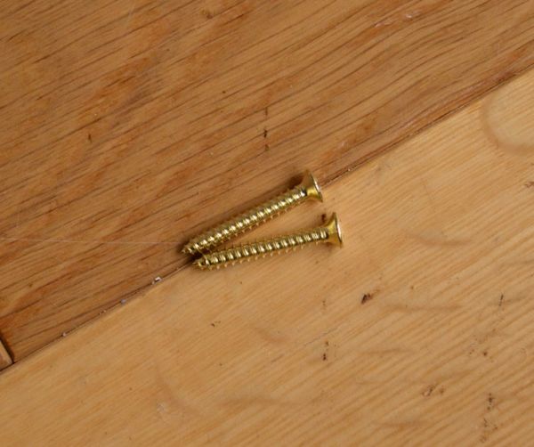 洗面・トイレ　住宅用パーツ　レトロなデザインの真鍮製ペーパーホルダー（ゴールド）フタ無し。ビスもセットでお届けします。(sa-236)