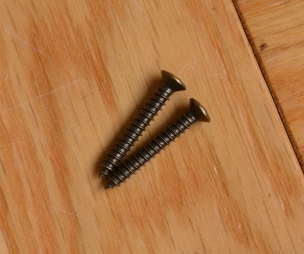 洗面・トイレ　住宅用パーツ　レトロなデザインの真鍮製ペーパーホルダー（アンティーク色）フタ無し。ビスもセットでお届けします。(sa-240)