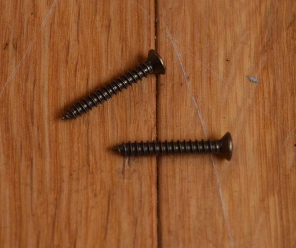 洗面・トイレ　住宅用パーツ　ヨーロピアン調の真鍮製ペーパーホルダー（アンティーク色）。ビスもセットでお届けします。(sa-247)