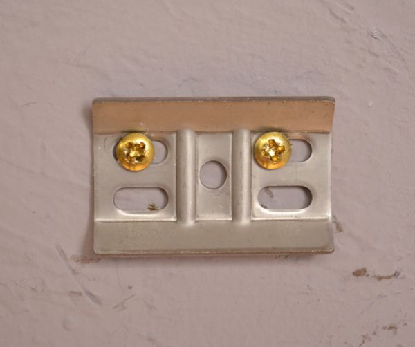 洗面・トイレ　住宅用パーツ　真鍮ペーパーホルダーツイン（アンティーク色）。付属で付いている固定金具をドライバーを使ってビスで固定します。(sa-251)