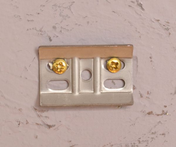 洗面・トイレ　住宅用パーツ　真鍮ペーパーホルダーダブル（アンティークホワイト）。付属で付いている固定金具をドライバーを使ってビスで固定します。(sa-252)