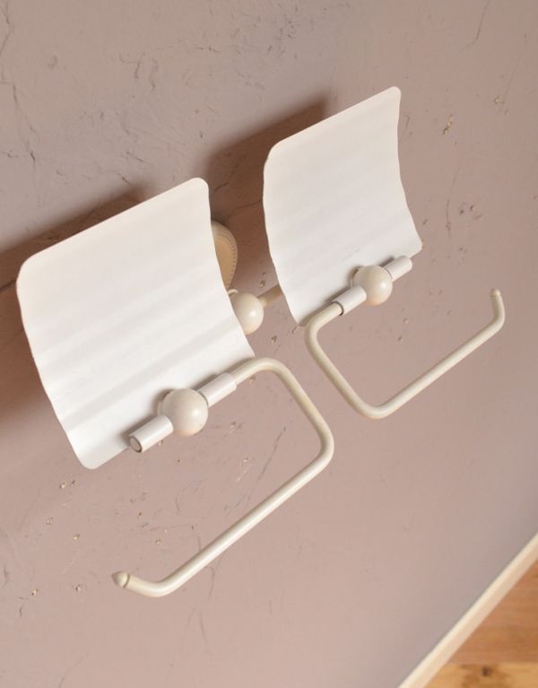 洗面・トイレ　住宅用パーツ　真鍮ペーパーホルダーダブル（アンティークホワイト）。トイレットペーパーが通しやすく落ちにくいデザインになっています。(sa-252)