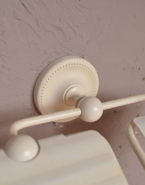 洗面・トイレ　住宅用パーツ　真鍮ペーパーホルダーダブル（アンティークホワイト）。ぷくぷくっとした模様もポイントです。(sa-252)