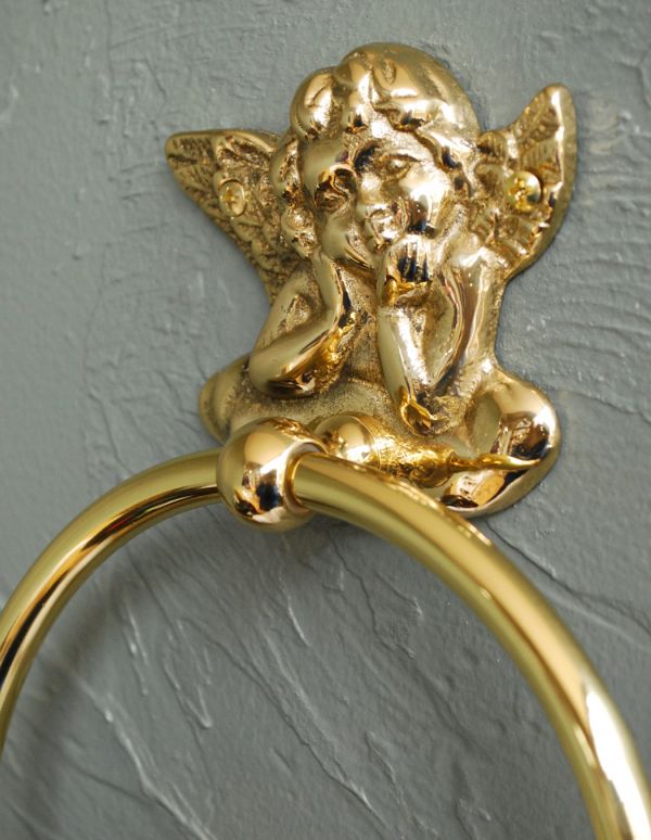洗面・トイレ 住宅用パーツ 真鍮タオルリング (ゴールド・エンジェル)。頬に手を当てて微笑む愛らしいエンジェルモチーフです。(sa-420)