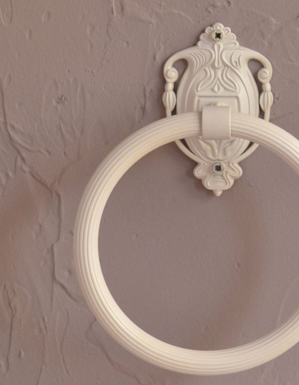 洗面・トイレ　住宅用パーツ　ヨーロピアン調の真鍮製タオルリング（アンティークホワイト）。ヨーロピアンデザインがトイレを素敵に演出してくれます。(sa-422)