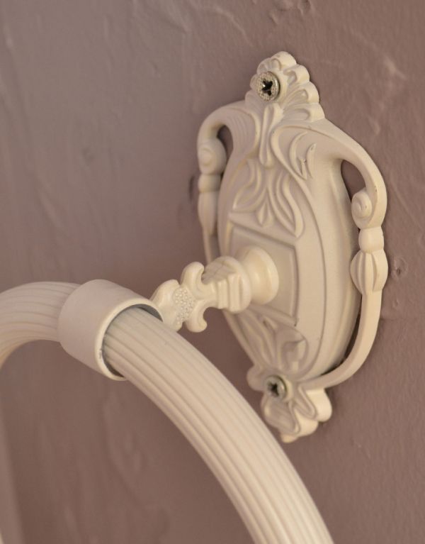 洗面・トイレ　住宅用パーツ　ヨーロピアン調の真鍮製タオルリング（アンティークホワイト）。アラベスク調の優雅な台座と、装飾を施したバーが美しく調和します。(sa-422)