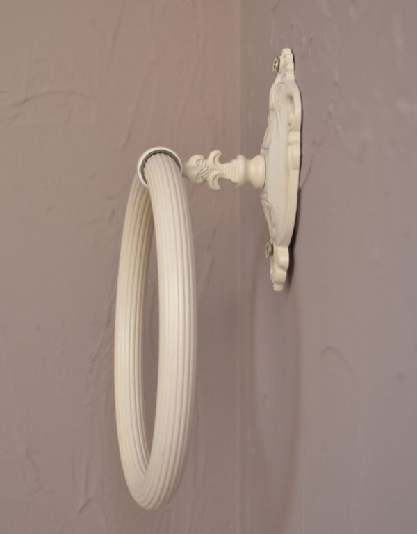 洗面・トイレ　住宅用パーツ　ヨーロピアン調の真鍮製タオルリング（アンティークホワイト）。清潔で爽やかな印象も感じさせてくれます。(sa-422)