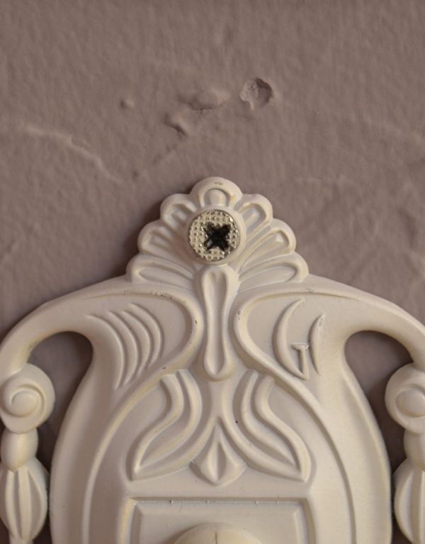 洗面・トイレ　住宅用パーツ　ヨーロピアン調の真鍮製タオルリング（アンティークホワイト）。ビスも台座柄の一部として溶け込み目立たないようこだわって作られたデザインです。(sa-422)