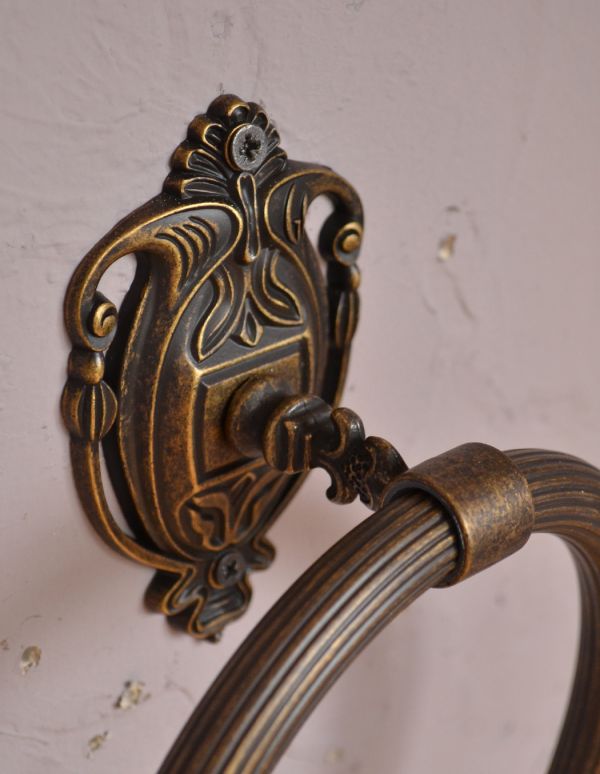 洗面・トイレ 住宅用パーツ ヨーロピアン調の真鍮製タオルリング(アンティーク色)。まるで本物のアンティークのようなデザインです。(sa-427)