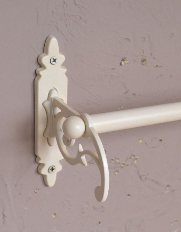 洗面・トイレ　住宅用パーツ　クラシックシリーズ真鍮製タオルバー（アンティークホワイト）。クラシックな雰囲気を感じさせながら、シンプルに仕上げたデザインです。(sa-622)