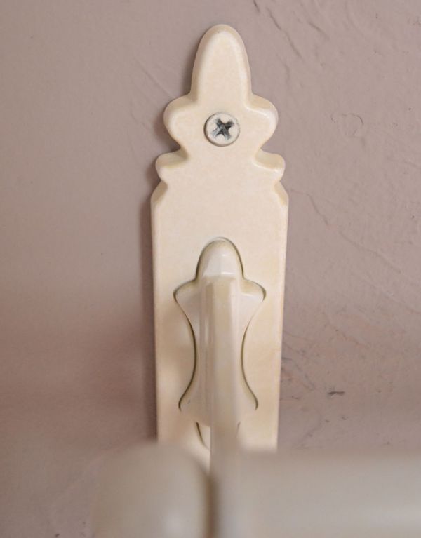 洗面・トイレ　住宅用パーツ　クラシックシリーズ真鍮製タオルバー（アンティークホワイト）。4ヶ所ビスで留めてお使い下さい。(sa-622)