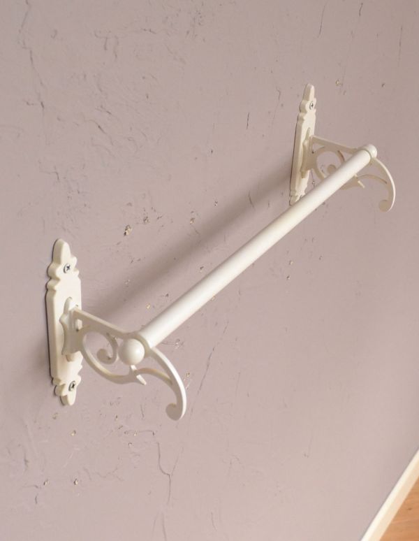 洗面・トイレ　住宅用パーツ　クラシックシリーズ真鍮製タオルバー（アンティークホワイト）。サニタりールームを華やかに演出してくれるアイテムです。(sa-622)