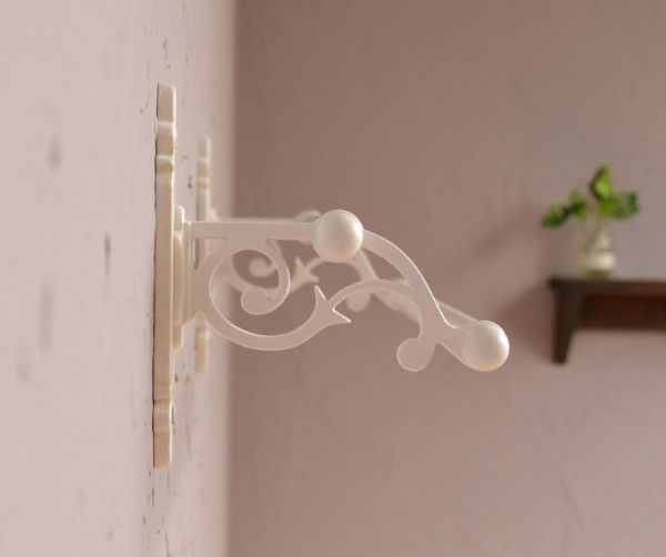 洗面・トイレ　住宅用パーツ　クラシックシリーズ真鍮製ダブルタオルバー（アンティークホワイト）。横から見たバーの装飾も美しいデザインです。(sa-623)