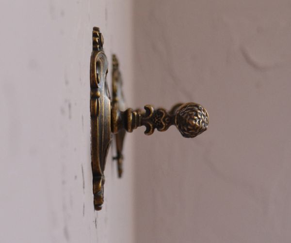 洗面・トイレ　住宅用パーツ　ヨーロピアン調の真鍮製タオルバー（アンティーク色）。横から見たバーの装飾も美しいデザインです。(sa-626)