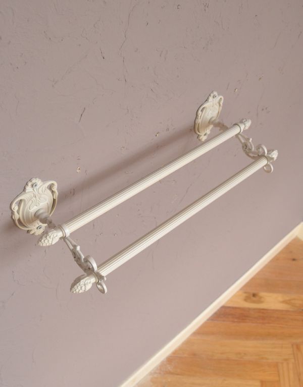 洗面・トイレ　住宅用パーツ　ヨーロピアン調の真鍮製ダブルタオルバー（アンティークホワイト）。家族が多い方にも人気の２連タイプのタオルバーです。(sa-629)