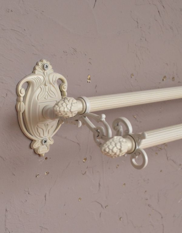 洗面・トイレ　住宅用パーツ　ヨーロピアン調の真鍮製ダブルタオルバー（アンティークホワイト）。つけた瞬間そこはまるで高級ホテルのようなサニタリールームの出来上がりです。(sa-629)