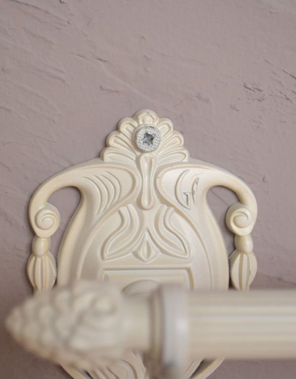 洗面・トイレ　住宅用パーツ　ヨーロピアン調の真鍮製ダブルタオルバー（アンティークホワイト）。ビスも台座柄の一部として溶け込み目立たないようこだわって作られたデザインです。(sa-629)