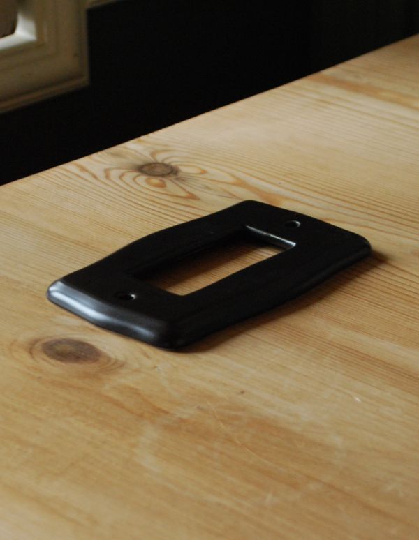 スイッチ・スイッチカバー　住宅用パーツ　陶器製スイッチプレート/黒マット（3スイッチタイプ）電気スイッチ。艶の無いマットな仕上げです。(sc-19-c)