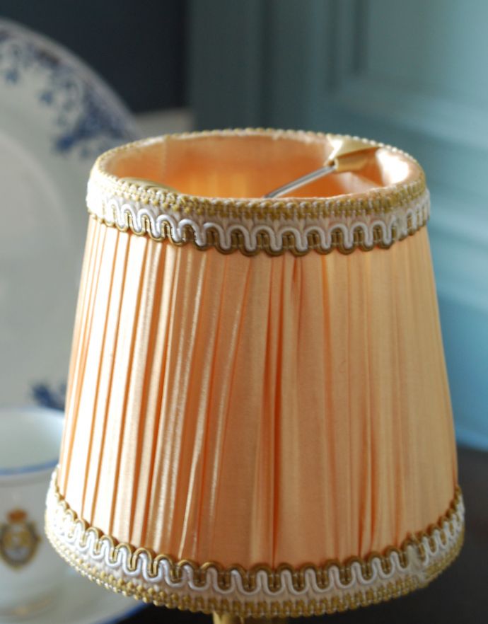 シャンデリア球のシェード　照明・ライティング　優しいオレンジカラーの布シェード。ドレープたっぷりの細かいギャザーがたくさん入っています。(sd-37)