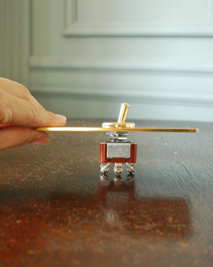 スイッチ・スイッチカバー　住宅用パーツ　真鍮プレートスイッチ。スイッチをカチカチするのが楽しくなりますよ！。(sw-08)