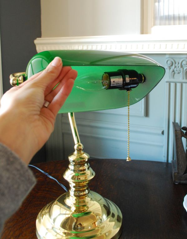 スタンドライト 照明・ライティング グリーンの真鍮製デスクランプ(バンカーズライト)(電球セット)。グリーンガラスのシェードがアクセント。(TL-0017)